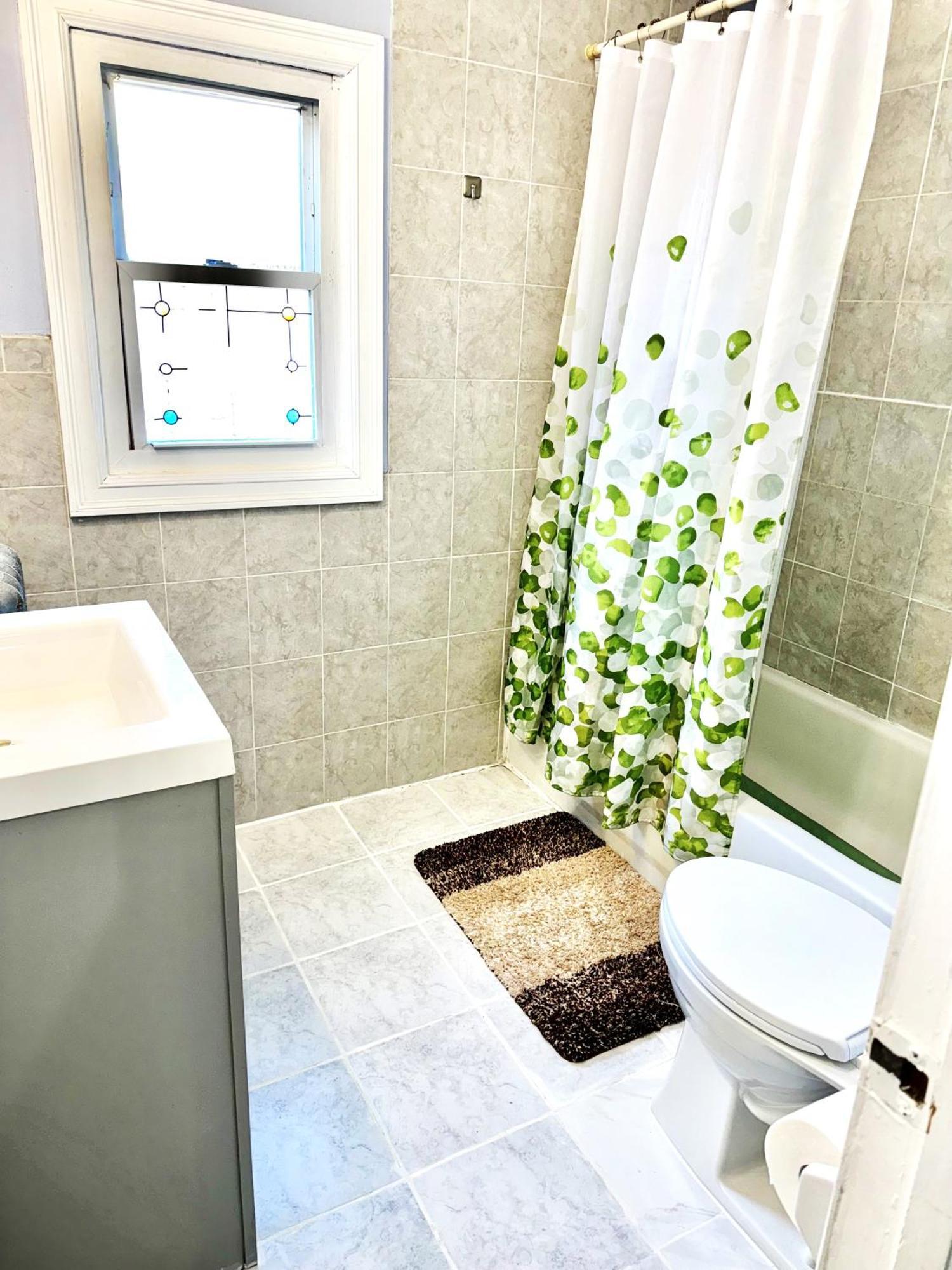 Manhattan 10 Minutes, Lic 3 Bedrooms Huge Apt